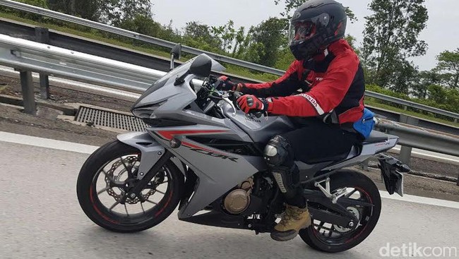 Melibas Jalan Tol Malaysia dengan Honda CBR500R