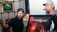 Rafathar berpose bersama Raffi dan Anggy Umbara yang menjadi sutradara di film bertajuk Rafathar di Senayan City, Jakarta Selatan pada akhir pekan lalu. Pool/Gus Mun/detikFoto.