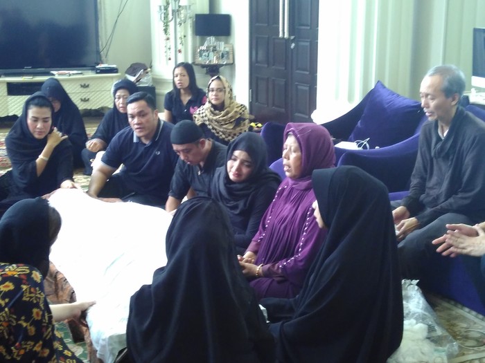 Jelang Pemakaman Sang Ibunda, Ashanty Terus Menangis Tersedu