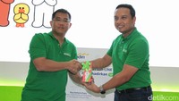 Direktur Digital Banking & Technology Bank Mandiri Rico Usthavia Frans bersama Managing Director LINE Indonesia Ongki Kurniawan tengah menandatangani kerjasama pada peluncuran solusi pembayaran LINE Pay e-cash  di Jakarta Senin, (7/11/2016).