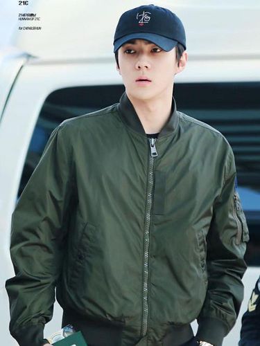 <i>Korean Style</i>: 7 Idola Kpop yang Tampil Stylish dengan Jaket 'Jokowi'