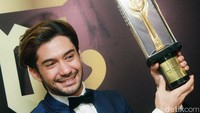 Akting menawan Reza Rahadian di film garapan Upi itu membuatnya mendapatkan Pemeran Utama Pria Terbaik. Pool/Gus Mun/detikFoto.