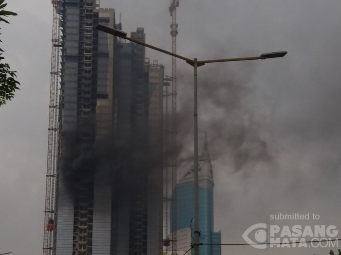 Proyek Gedung Baru di Karet Bivak Terbakar, 8 Unit Damkar Meluncur