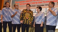 Rakernas itu juga di hadiri oleh (ki-ka) Deputi III Kemenko Maritim Ridwan Jamaludin, Ketua Kadin Indonesia Rosan Roeslani, Ketua Dewan Pertimbangan Presiden RI Sri Adiningsih, dan Wakil Ketua Umum Kadin Bidang Perikanan dan Kelautan Yugi Prayanto.