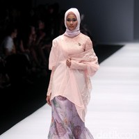 Koleksi busana Ria Mirandayang mengusung tema edgy modestwear , Indonesia Fashion Forwad di Jakarta Fashion Week 2017. Senayan City. Jakarta. [Foto: Mohammad Abduh/Wolipop]