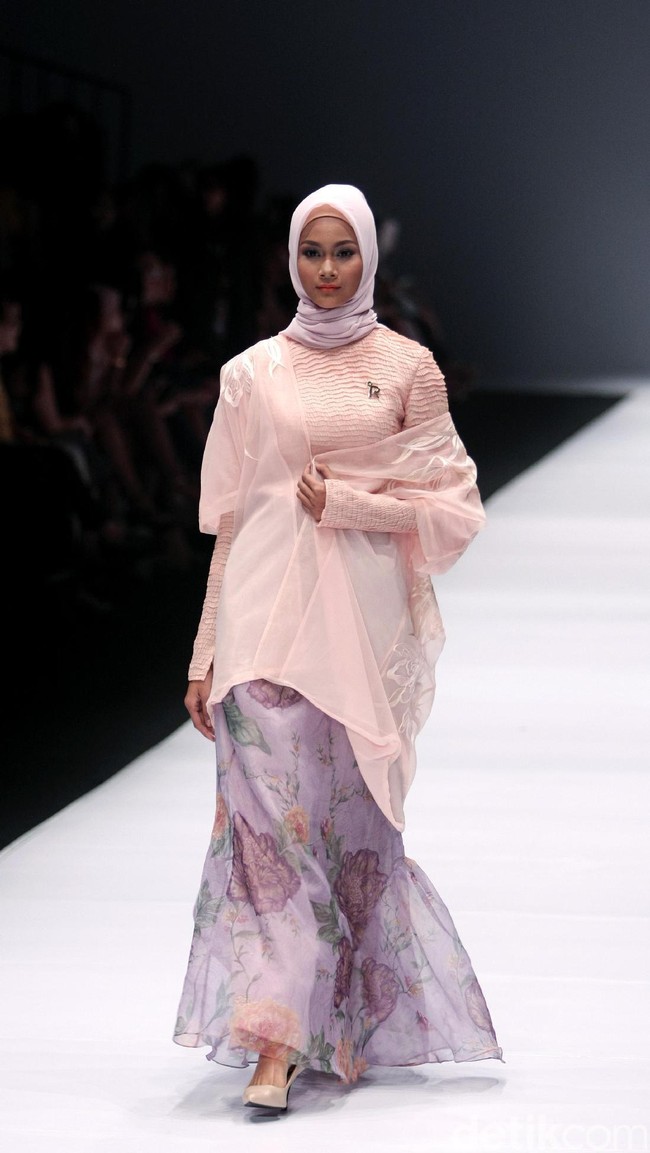 Koleksi busana Ria Mirandayang mengusung tema edgy modestwear , Indonesia Fashion Forwad di Jakarta Fashion Week 2017. Senayan City. Jakarta. [Foto: Mohammad Abduh/Wolipop]