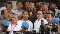 Ahok keluar dari ruangan pukul 17.00 WIB.