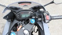 Honda CBR500R memiliki panel meter LCD. Panel meter digital ini menampilkan informasi lengkap mulai dari spidometer, takometer, jam, pengukur perjalanan, hingga pengukur bahan bakar.