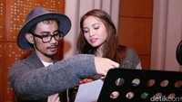 Ini adalah kali ketiga dirinya membawakan lagu soundtrack dari film yang diperankannya setelah sebelumnya berduet dengan Irwansyah pada film Heart dan Reza Rahadian pada film Broken Heart. Pool/Ismail/detikFoto.