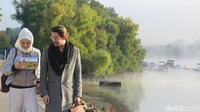 Pemandangan indah di tepi sungai Danube di Szentendre yang berkabut dan sangat dingin