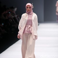 Koleksi busana Ria Mirandayang mengusung tema edgy modestwear , Indonesia Fashion Forwad di Jakarta Fashion Week 2017. Senayan City. Jakarta. [Foto: Mohammad Abduh/Wolipop]
