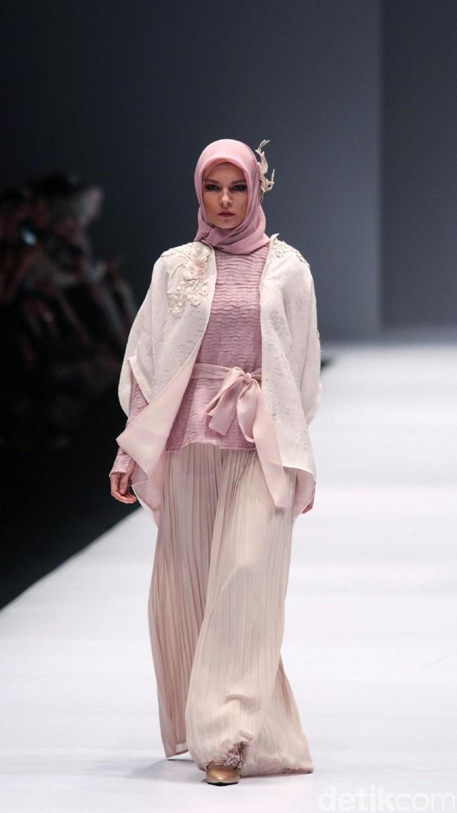 Koleksi busana Ria Mirandayang mengusung tema edgy modestwear , Indonesia Fashion Forwad di Jakarta Fashion Week 2017. Senayan City. Jakarta. [Foto: Mohammad Abduh/Wolipop]