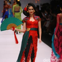 Koleksi kebaya Anne Avantie mengusung tema Jangi Janger Jakarta Fashion Week 2017 di Senayan City. Jakarta. [Foto: Mohammad Abduh/Wolipop]