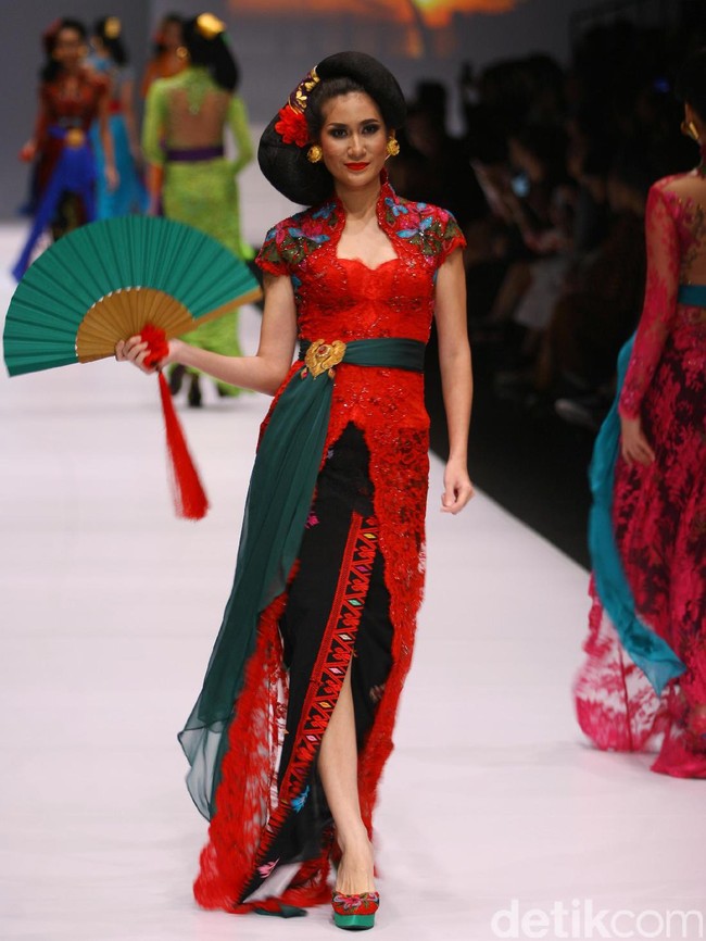 Koleksi kebaya Anne Avantie mengusung tema Jangi Janger Jakarta Fashion Week 2017 di Senayan City. Jakarta. [Foto: Mohammad Abduh/Wolipop]