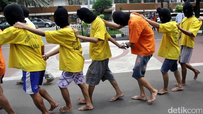 Polda Metro Tunjukkan Tersangka Kerusuhan di Penjaringan