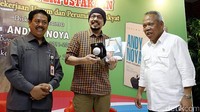 Menteri PUPR Basuki Hadimuljono (kanan) bersama Kepala Perpustakaan RI Syarif Bando (kiri) dan duta baca Andy F Noya saat meresmikan Perpustakaan Kementerian PUPR di di Gedung Sumber Daya air Kompleks Kementerian PUPR, Jakarta, Senin (7/11/2016).