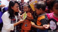 Happy membagikan buku tulis kepada anak-anak di Bukit Duri, Senin (7/11/2016).