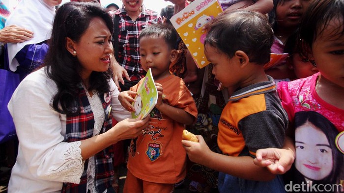 Ikut Suaminya Kampanye, Istri Djarot Berikan Pidato Politik