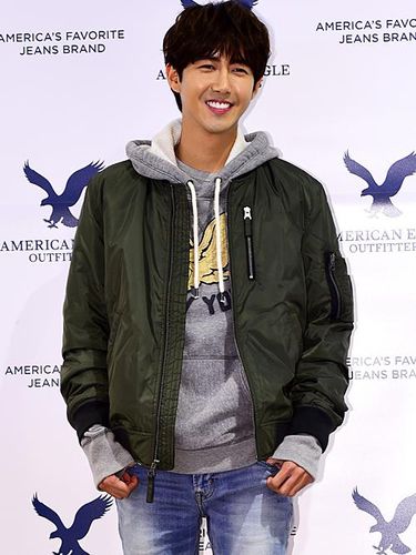 <i>Korean Style</i>: 7 Idola Kpop yang Tampil Stylish dengan Jaket 'Jokowi'