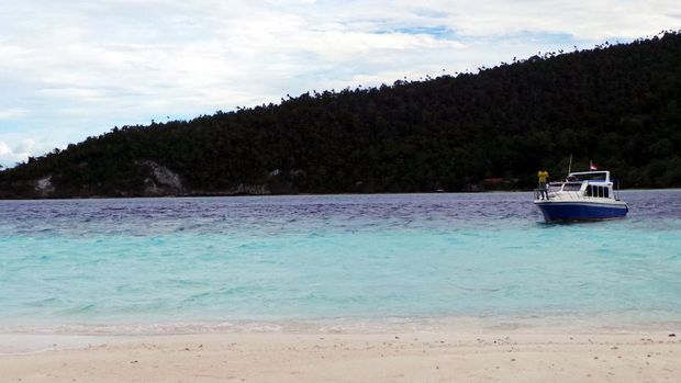 Kapal wisatawan lain mulai tiba juga di Pasir Timbul (Wahyu/detikTravel)