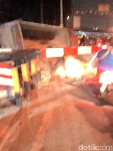  Truk terguling di perlintasan KA Cipinang, Jakarta Timur, Senin (7/11/2016)