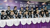 Para artis Korea Selatan yang tergabung dalam FC Men sesaat sebelum bertanding di Stadion Patriot Candrabaga, Bekasi, Jawa Barat pada akhir pekan lalu. Pool/Noel/detikFoto.