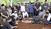 Pada pukul 12.55 WIB jenazah Farida Hanum Siddik dikebumikan. Pool/Noel/detikFoto.