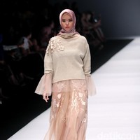 Koleksi busana Ria Mirandayang mengusung tema edgy modestwear , Indonesia Fashion Forwad di Jakarta Fashion Week 2017. Senayan City. Jakarta. [Foto: Mohammad Abduh/Wolipop]