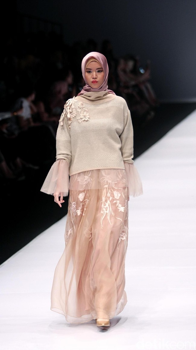 Koleksi busana Ria Mirandayang mengusung tema edgy modestwear , Indonesia Fashion Forwad di Jakarta Fashion Week 2017. Senayan City. Jakarta. [Foto: Mohammad Abduh/Wolipop]