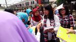 Istri Djarot Bagi-bagi Buku di Bukit Duri