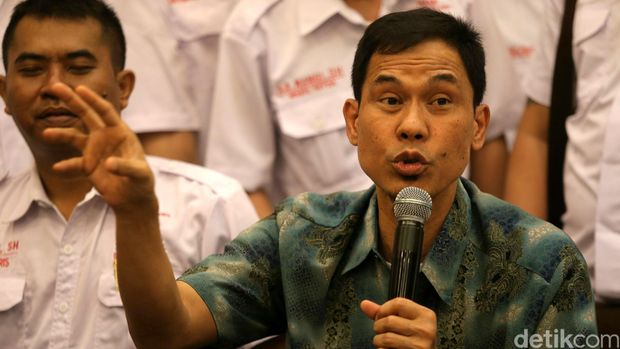 Pernyataan Kadiv Humas Mabes Polri Irjen Pol Boy Rafli Amar yang menyebut Buni Yani berpotensi menjadi tersangka, mendapat pertentangan dari kubu Buni. Siang ini, Senin (7/11/2016), Buni menggelar konferensi pers bersama kuasa hukumnya, Aldwin Rahadian.