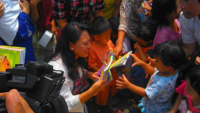 Kunjungi Bukit Duri, Istri Djarot Catat Program Usulan Warga