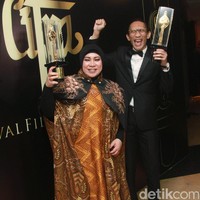 Inilah penampilan Melly Goeslaw dan suaminya, Anto Hoed, pada 2016. (Foto: Gus Mun/detikHOT)