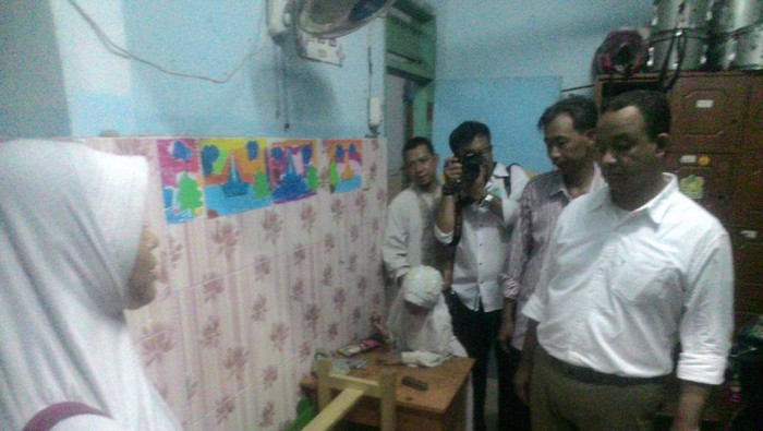 Anies Baswedan Geleng-geleng Lihat Kondisi PAUD di Kamal Jakbar