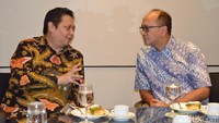 Menteri Airlangga Hartarto saat berbicara kepada Ketua Kadin Indonesia Rosan Roeslani.
