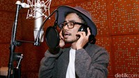 Aktris berusia 27 tahun itu dipilih oleh Ade Omar sang pencipta lagu Bulan Terbelah untuk berduet bersamanya. Pool/Ismail/detikFoto.