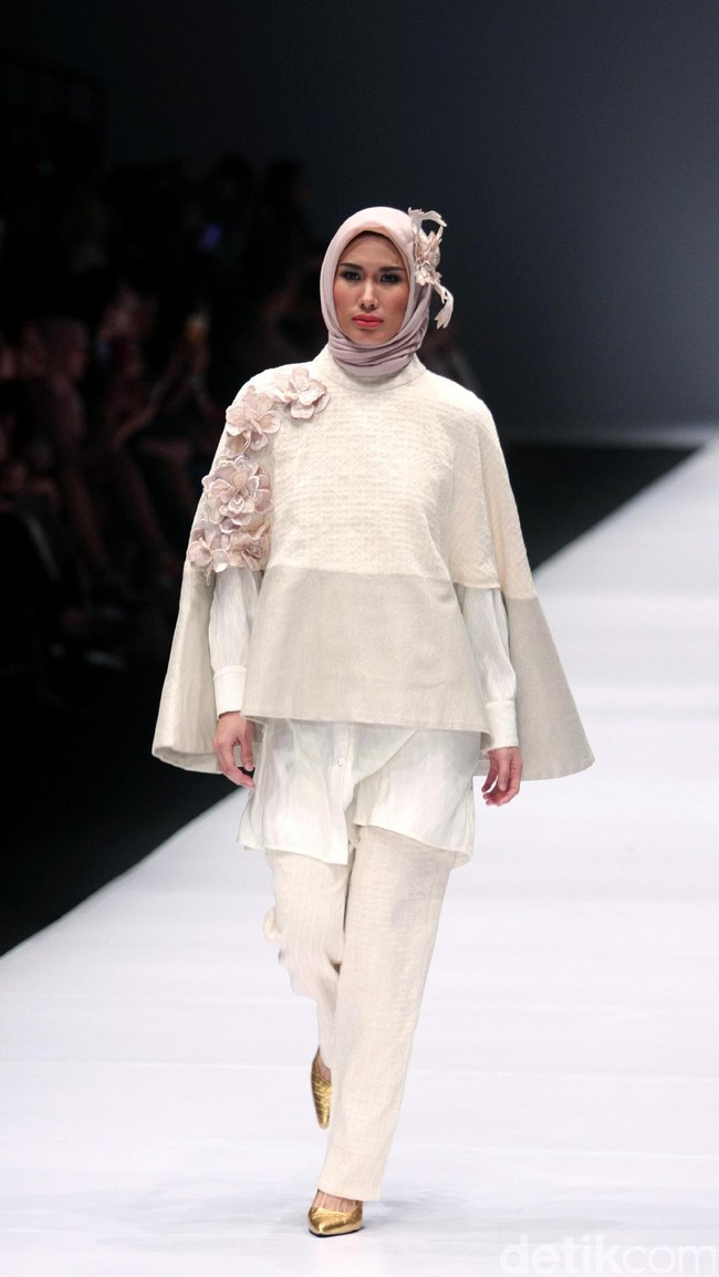Koleksi busana Ria Mirandayang mengusung tema edgy modestwear , Indonesia Fashion Forwad di Jakarta Fashion Week 2017. Senayan City. Jakarta. [Foto: Mohammad Abduh/Wolipop]