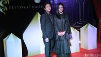 Tak hanya Tora, pasangan Ariel Nidji dan Dhea Ananda juga terlihat kompak dengan busana hitam. Pool/Palevi S/detikFoto.
