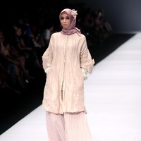 Koleksi busana Ria Mirandayang mengusung tema edgy modestwear , Indonesia Fashion Forwad di Jakarta Fashion Week 2017. Senayan City. Jakarta. [Foto: Mohammad Abduh/Wolipop]