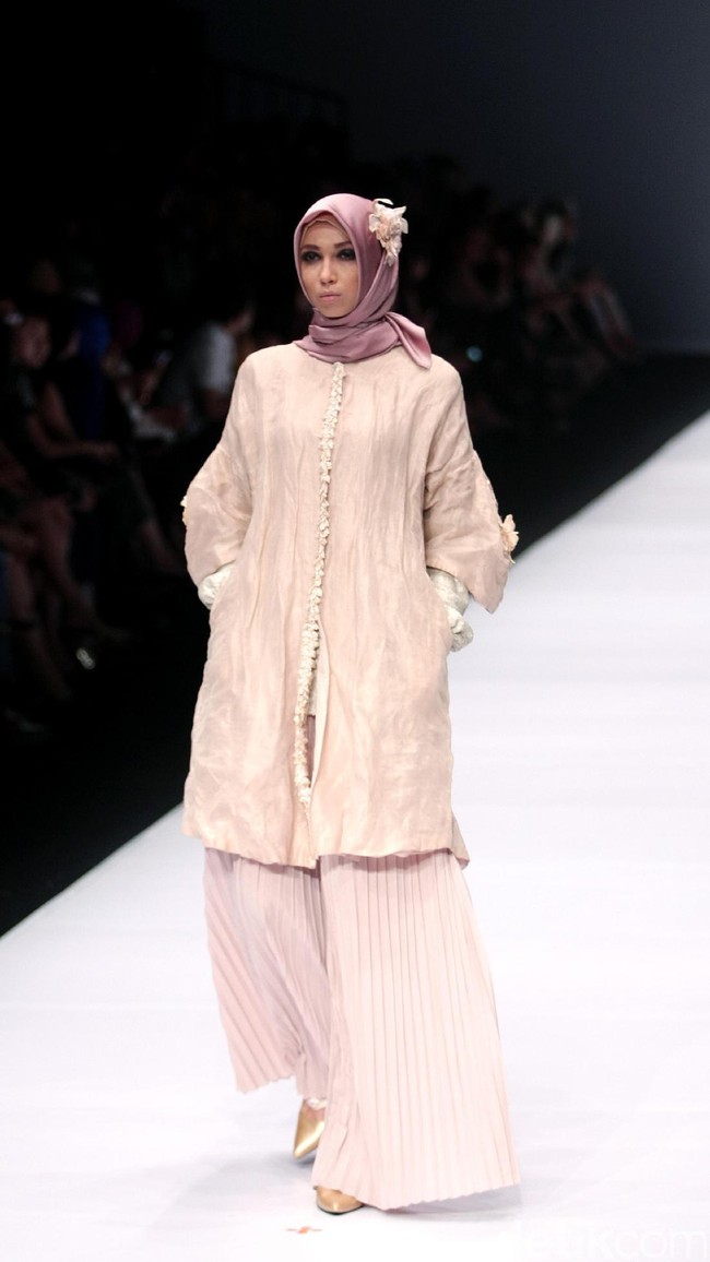 Koleksi busana Ria Mirandayang mengusung tema edgy modestwear , Indonesia Fashion Forwad di Jakarta Fashion Week 2017. Senayan City. Jakarta. [Foto: Mohammad Abduh/Wolipop]
