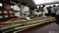 Barang bukti bambu digunakan oleh massa demo untuk melakukan aksi anarkis.