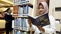 Beberapa pengunjung nampak terlihat membaca buku.