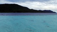 Gradasi warna air laut begitu jelas terlihat di Pasir Timbul. Bagian yang dangkal, berwarna biru muda jernih. Sementara bagian yang dalam warnanya biru lebih gelap (Wahyu/detikTravel)
