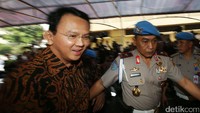 Ahok tiba di Gedung Mabes Polri, Jl Trunojoyo, Kebayoran, Jakarta Selatan, sekitar pukul 08.12 WIB.