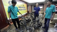 Polda Metro Jaya menggelar rilis terkait aksi demo damai 4 November yang berakhir ricuh, Senin (7/11/2016).  Sejumlah barang bukti terkait aksi anarkis tersebut digelar dalam rilis.