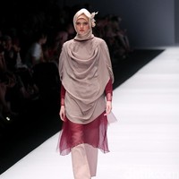 Koleksi busana Ria Mirandayang mengusung tema edgy modestwear , Indonesia Fashion Forwad di Jakarta Fashion Week 2017. Senayan City. Jakarta. [Foto: Mohammad Abduh/Wolipop]