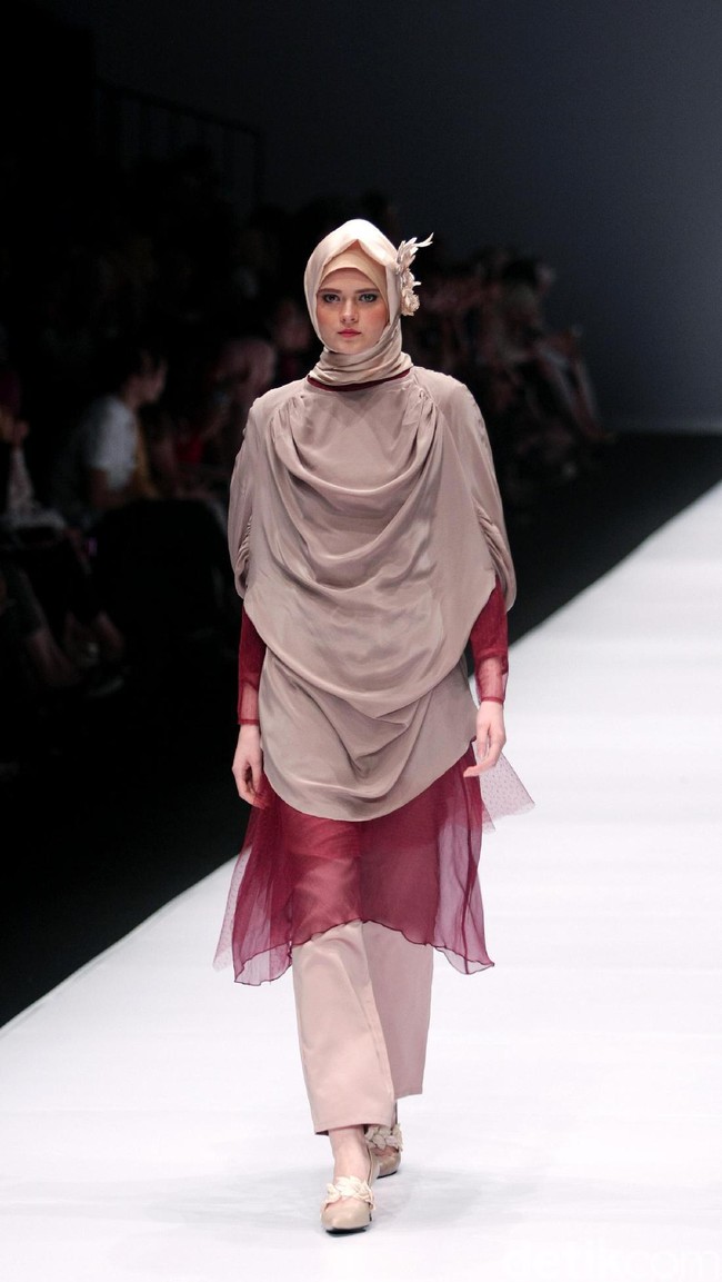 Koleksi busana Ria Mirandayang mengusung tema edgy modestwear , Indonesia Fashion Forwad di Jakarta Fashion Week 2017. Senayan City. Jakarta. [Foto: Mohammad Abduh/Wolipop]
