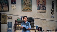 Firdaus dipotret di depan meja kerjanya. Ia mulai bekerja tahun 1997 dan pernah bertemu para sutradara terkenal yang mencari film-film Indonesia untuk berbagai kebutuhan.