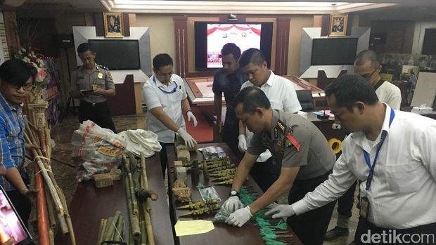 Polisi Pamerkan Barang Bukti Demo 4 November, Bambu Hingga Anak Panah
