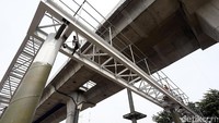 Jembatan Penyeberangan Orang di Jalan Trunojoyo kembali dipasang.